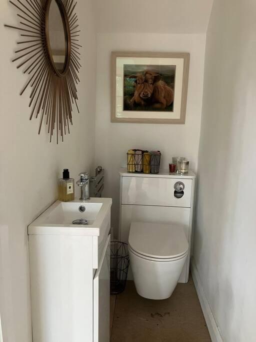 Our Beautifully Renovated Home チチェスター エクステリア 写真
