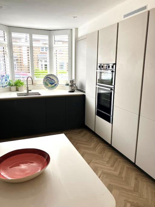 Our Beautifully Renovated Home チチェスター エクステリア 写真