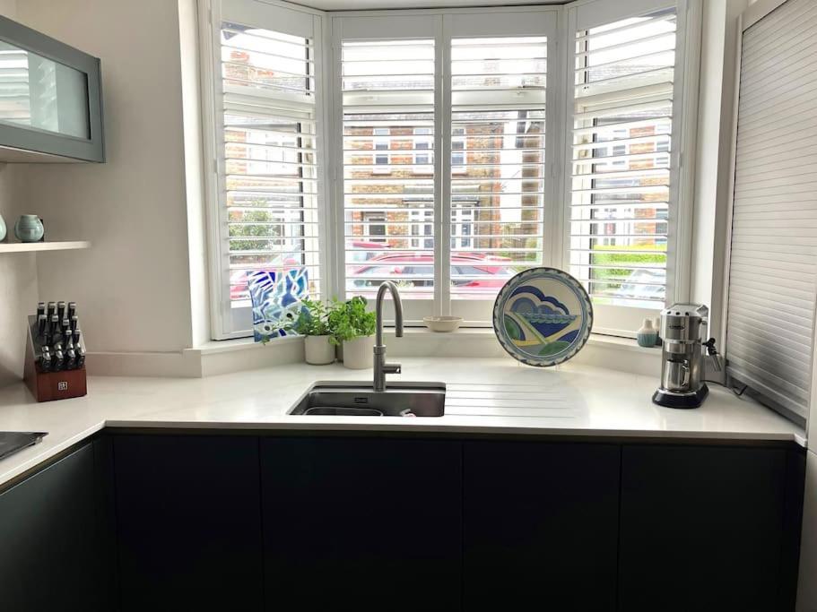Our Beautifully Renovated Home チチェスター エクステリア 写真