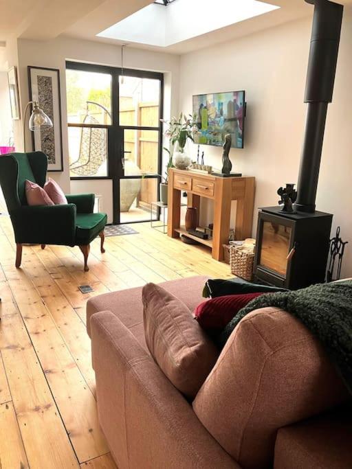 Our Beautifully Renovated Home チチェスター エクステリア 写真