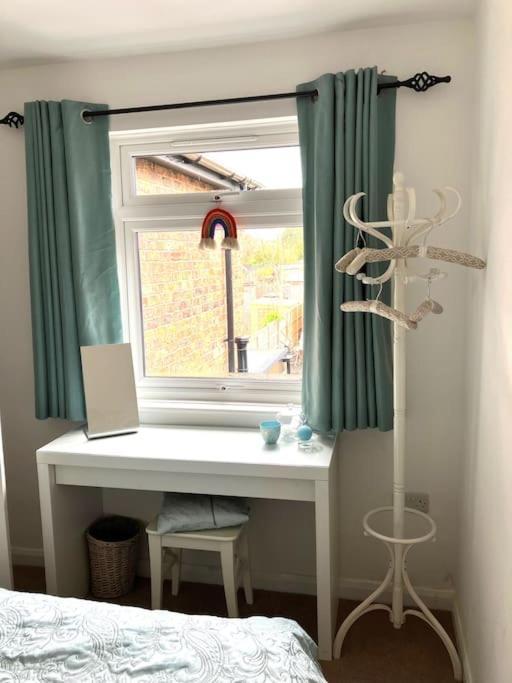 Our Beautifully Renovated Home チチェスター エクステリア 写真
