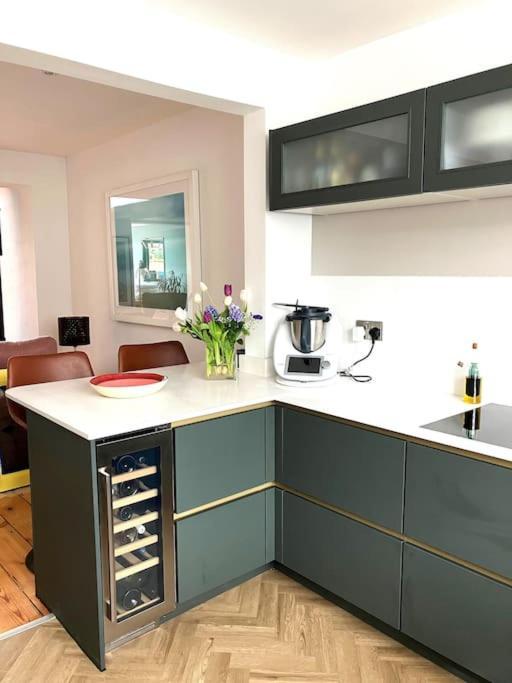 Our Beautifully Renovated Home チチェスター エクステリア 写真
