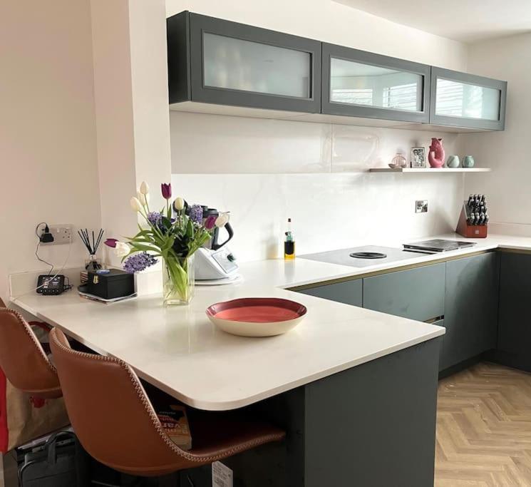 Our Beautifully Renovated Home チチェスター エクステリア 写真