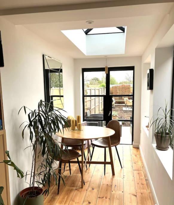 Our Beautifully Renovated Home チチェスター エクステリア 写真