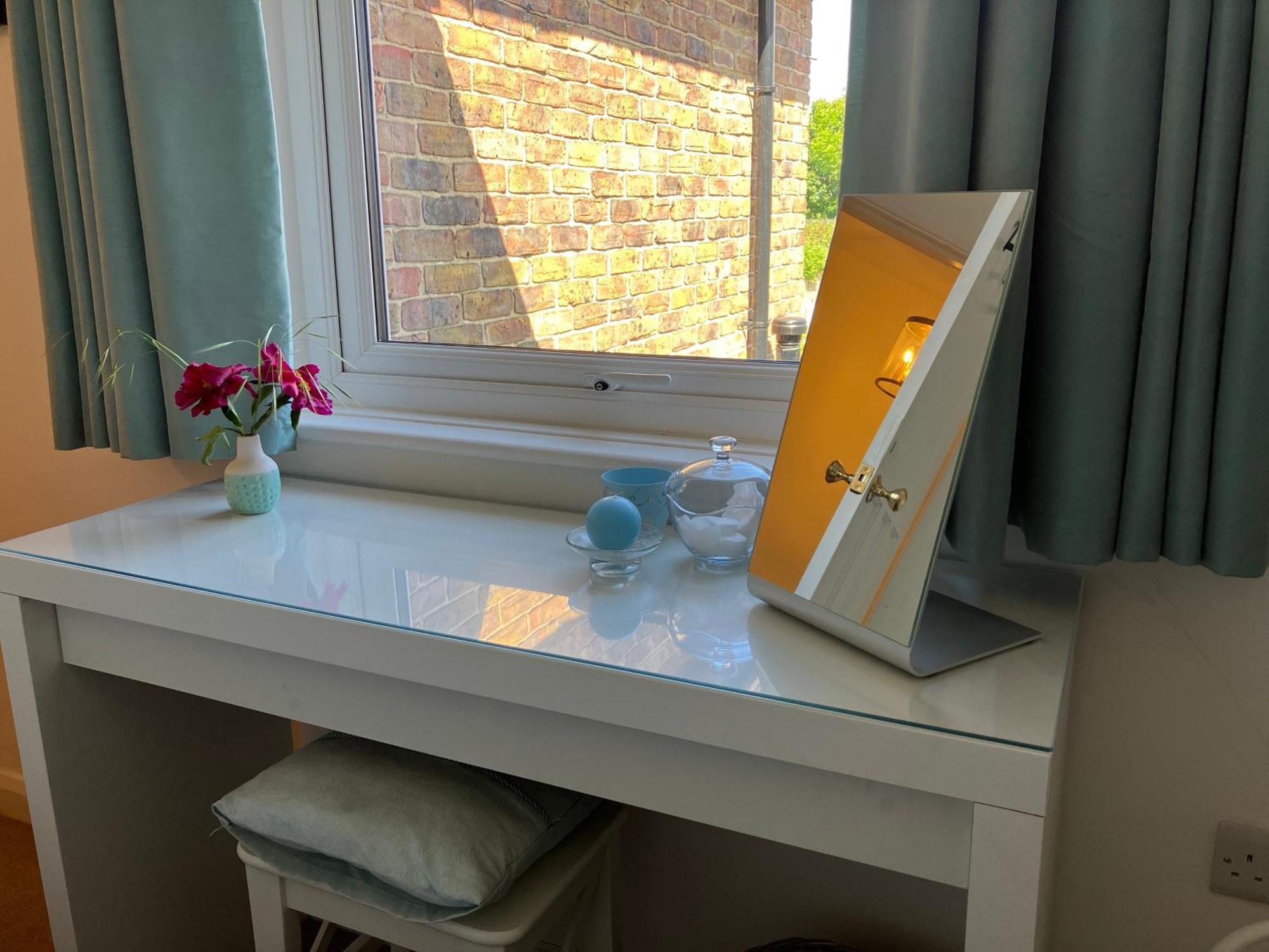 Our Beautifully Renovated Home チチェスター エクステリア 写真